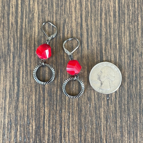 HAND CRAFTED EARRINGS Red Opaque Glass Beads Gunmetal Textured Rings - Picture 4 of 12